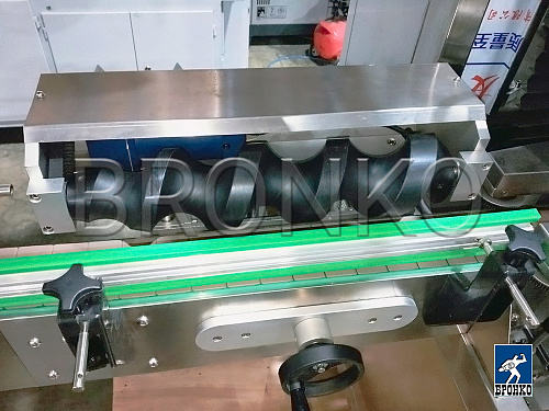 Автоматическая линия для нанесения термоусадочной этикетки Bronkomatic-150M+термотуннель Bronkomatic-1800M (слив этикетка) фото 9