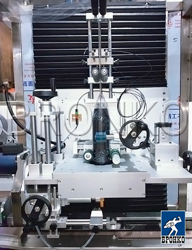 Автоматическая линия для нанесения термоусадочной этикетки Bronkomatic-150M+термотуннель Bronkomatic-1800M (слив этикетка) фото 13